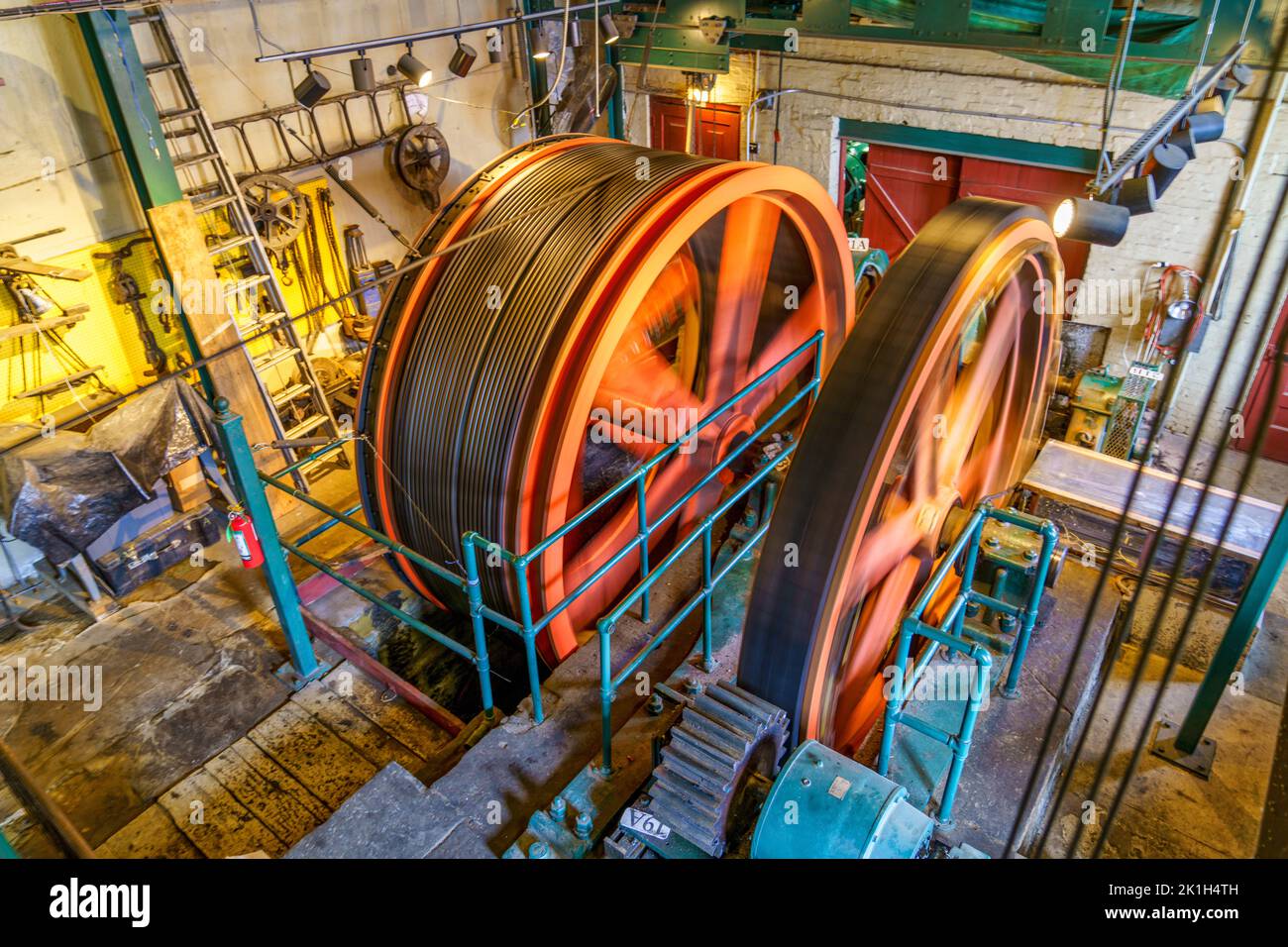 Le ruote avvolgicavo del Duquesne Incline mostrano il movimento nella sua stazione superiore a Pittsburgh, Pennsylvania. Foto Stock