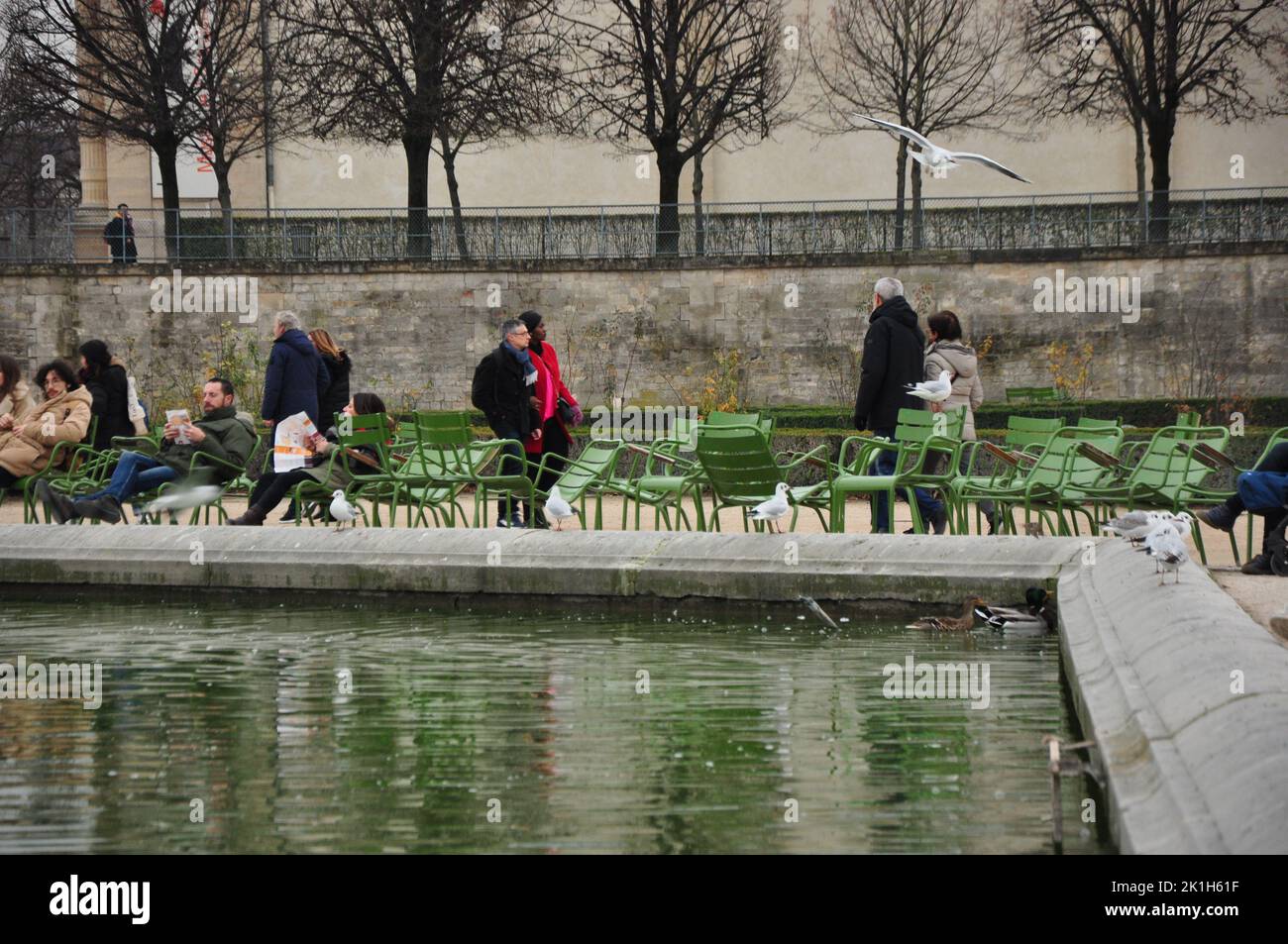 Un Bassin ottagonal con molti visitatori al Jardin des Tuileries di Parigi, Francia Foto Stock