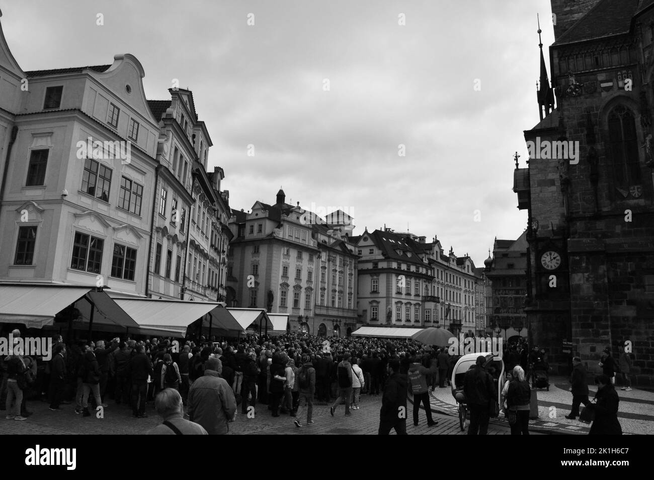 Persone nel centro storico di Praga vicino alla Chiesa di Tyn a Praga, Repubblica Ceca. Foto Stock