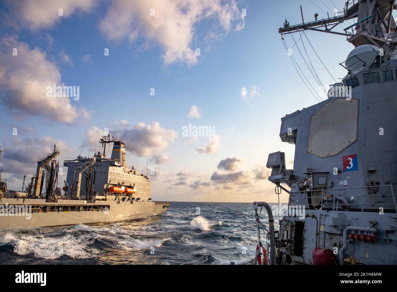 220916-N-NQ285-1831 OCEANO ATLANTICO (SETT. 16, 2022) il cacciatorpediniere missilistico guidato di classe Arleigh Burke USS Ramage (DDG 61), a destra, esegue un rifornimento in mare con l'oliatore di rifornimento della flotta militare Sealift Command USNS John Lenthall (T-AO 189). Ramage è in corso come parte del Gerald R. Ford Carrier Strike Group che conduce gli esercizi SWATT (Surface Warfare Advanced Tactical Training) per aumentare la letalità, garantire la preparazione al combattimento e promuovere l'innovazione tattica. SWATT è guidata dal Naval Surface and Mine Warfighting Development Center, la cui missione è di aumentare le competenze tattiche Foto Stock