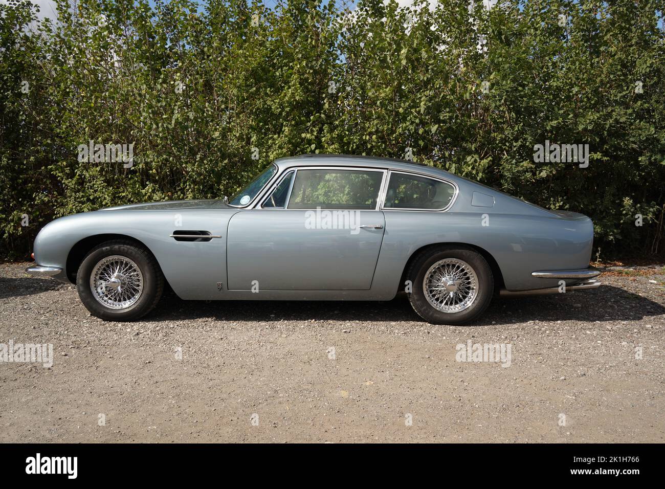 Exeter, Regno Unito-Agosto 2022: Aston Martin DB6, Grand tourer, in occasione di una classica fiera automobilistica presso la Greendale Farm vicino Exeter Foto Stock