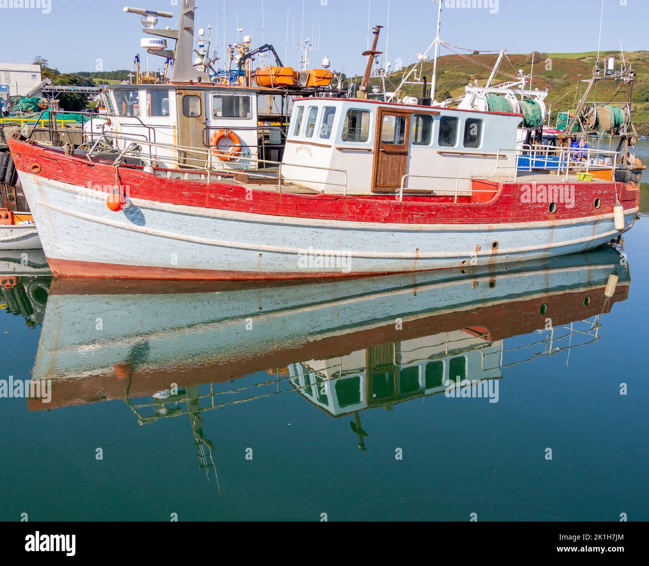 Riflessi della barca in acque calme e pianeggianti Foto Stock
