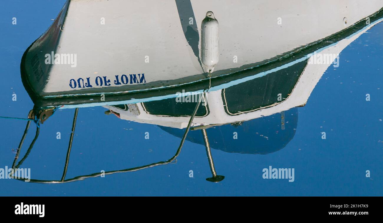 Riflessi della barca in acque calme e pianeggianti Foto Stock