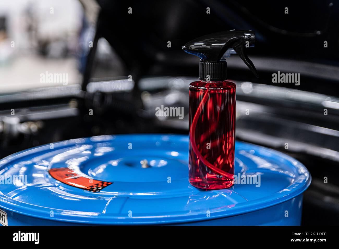 Detergente per pulire il motore sull'alloggiamento del filtro dell'aria motore blu. Foto Stock