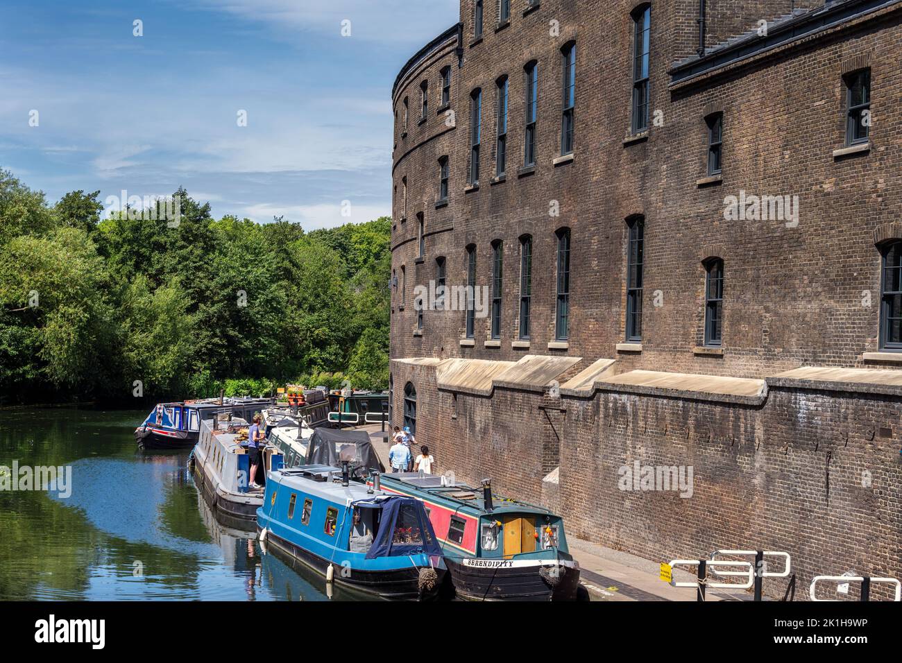 LONDRA, INGHILTERRA - 23rd LUGLIO 2022: Barche a remi sul canale di Regent in un pomeriggio estivo Foto Stock
