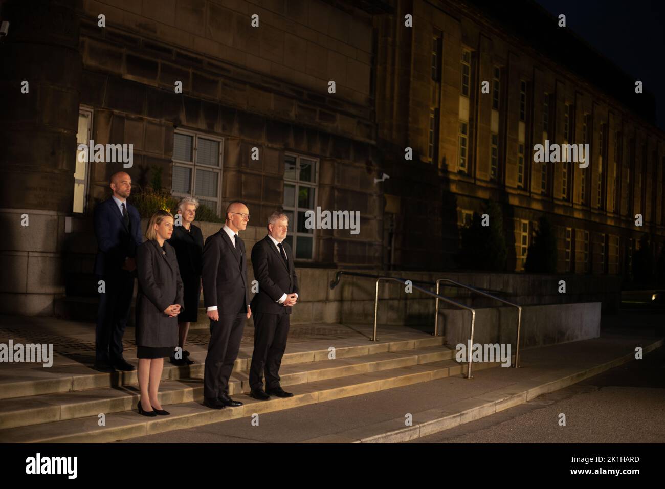 Edimburgo, Regno Unito. 18 settembre 2022. I ministri del governo scozzese, guidati dal vice primo ministro John Swinney, segnano il momento nazionale di riflessione che pianse la morte di sua Maestà la Regina. Il sig. Swinney ha condotto un momento di riflessione al di fuori della Casa scozzese GovernmentÕs St AndrewÕs, cui hanno partecipato Angus Robertson, segretario di Stato alla Costituzione, agli affari esteri e alla cultura, ben Macpherson, ministro della sicurezza sociale e del governo locale, Jenny Gillruth, ministro dei Trasporti e Lesley Fraser, direttore generale della società, a Edimburgo, Regno Unito. 18 settembre 2022. Credit: jeremy sutton-hibbert/ Foto Stock