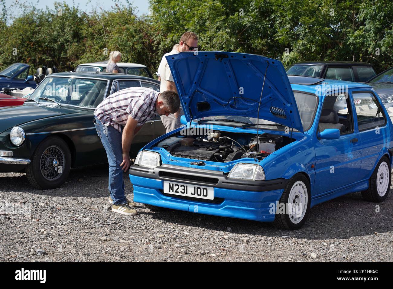Exeter, Regno Unito-Agosto 2022: L'uomo caucasico che ispeziona il motore di un Rover da 1994 MG al classico salone dell'automobile presso la Greendale Farm vicino a Exeter. Foto Stock