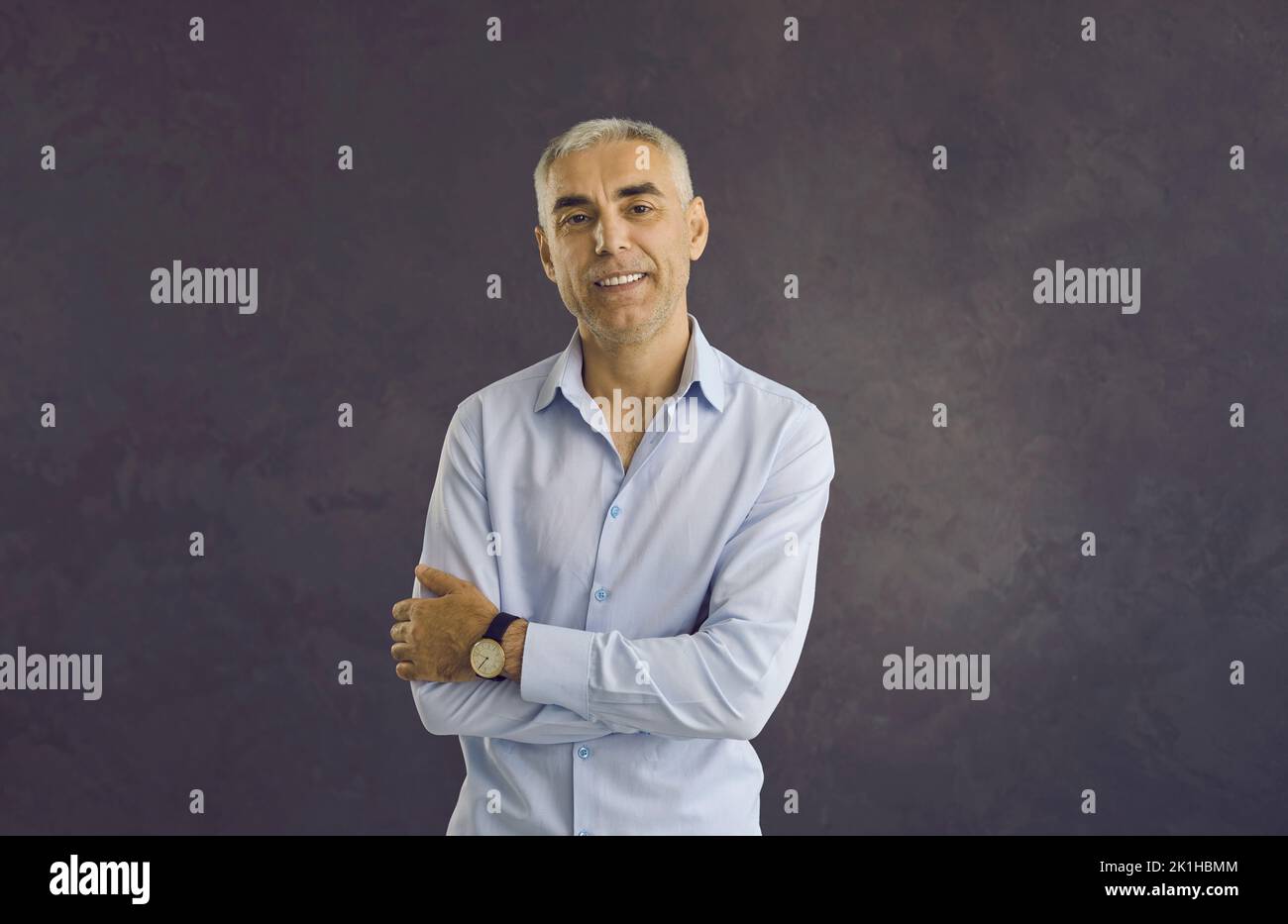 Ritratto di felice uomo di mezza età su sfondo nero Foto Stock