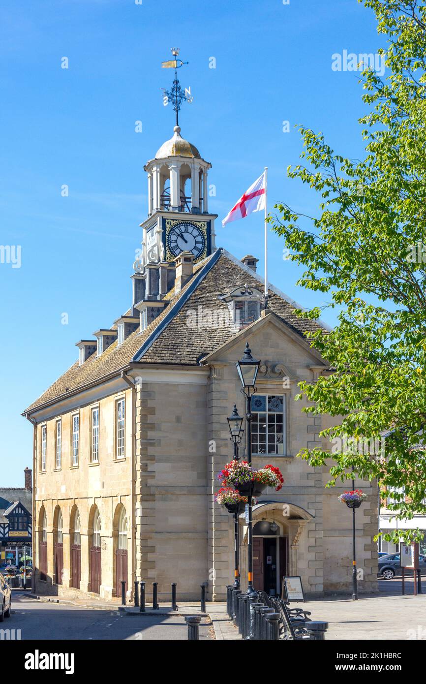 Municipio in stile georgiano, Market Place, Brackley, Northamptonshire, Inghilterra, Regno Unito Foto Stock