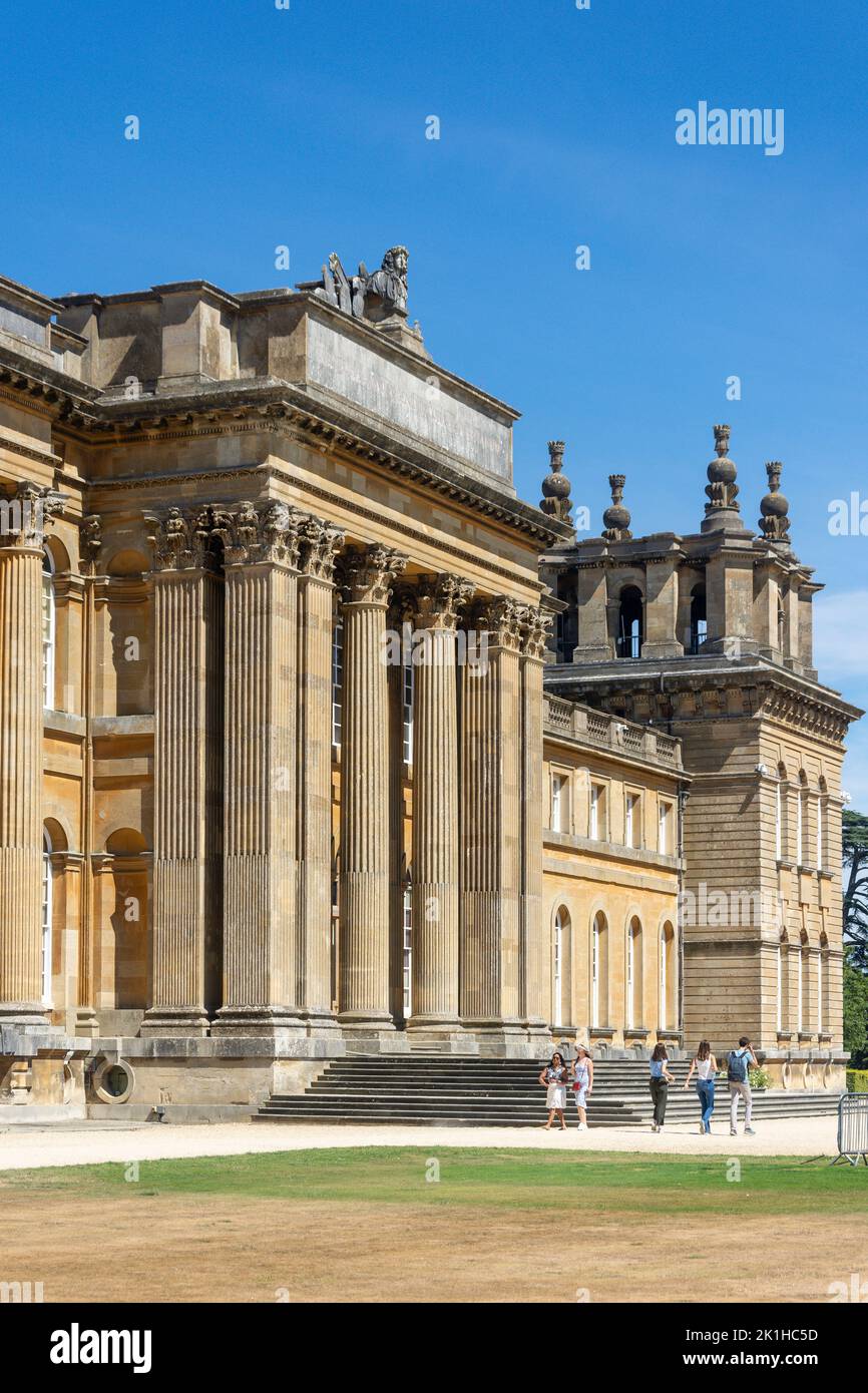Vista del palazzo dal prato del sud, Blenheim Palace, Woodstock, Oxfordshire, Inghilterra, Regno Unito Foto Stock