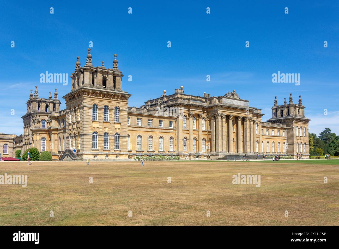 Vista del palazzo dal prato del sud, Blenheim Palace, Woodstock, Oxfordshire, Inghilterra, Regno Unito Foto Stock