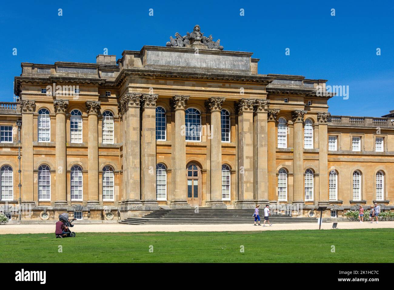 Vista del palazzo dal prato del sud, Blenheim Palace, Woodstock, Oxfordshire, Inghilterra, Regno Unito Foto Stock