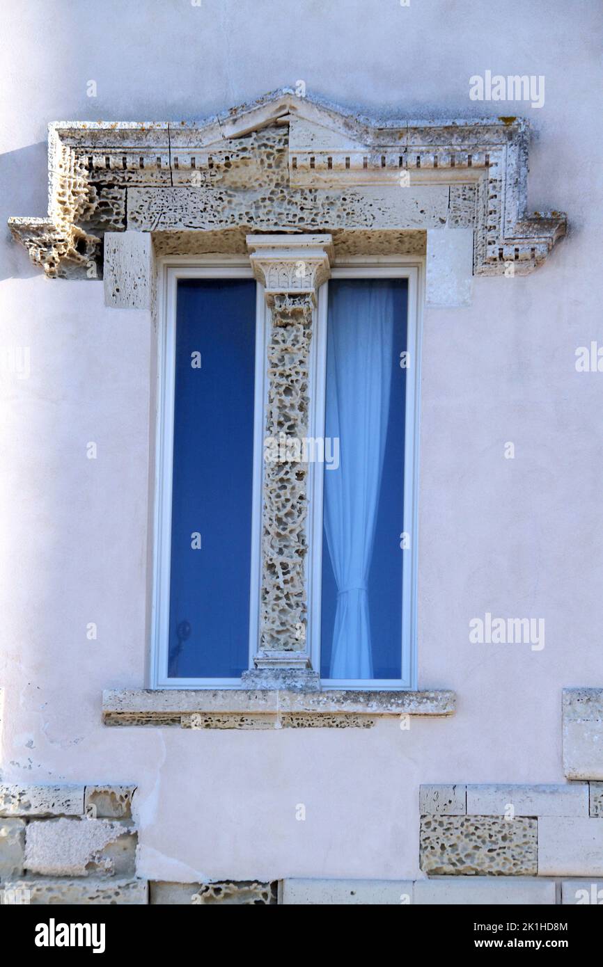 Bellissimo design in pietra intorno ad una finestra a Otranto, Italia. Foto Stock