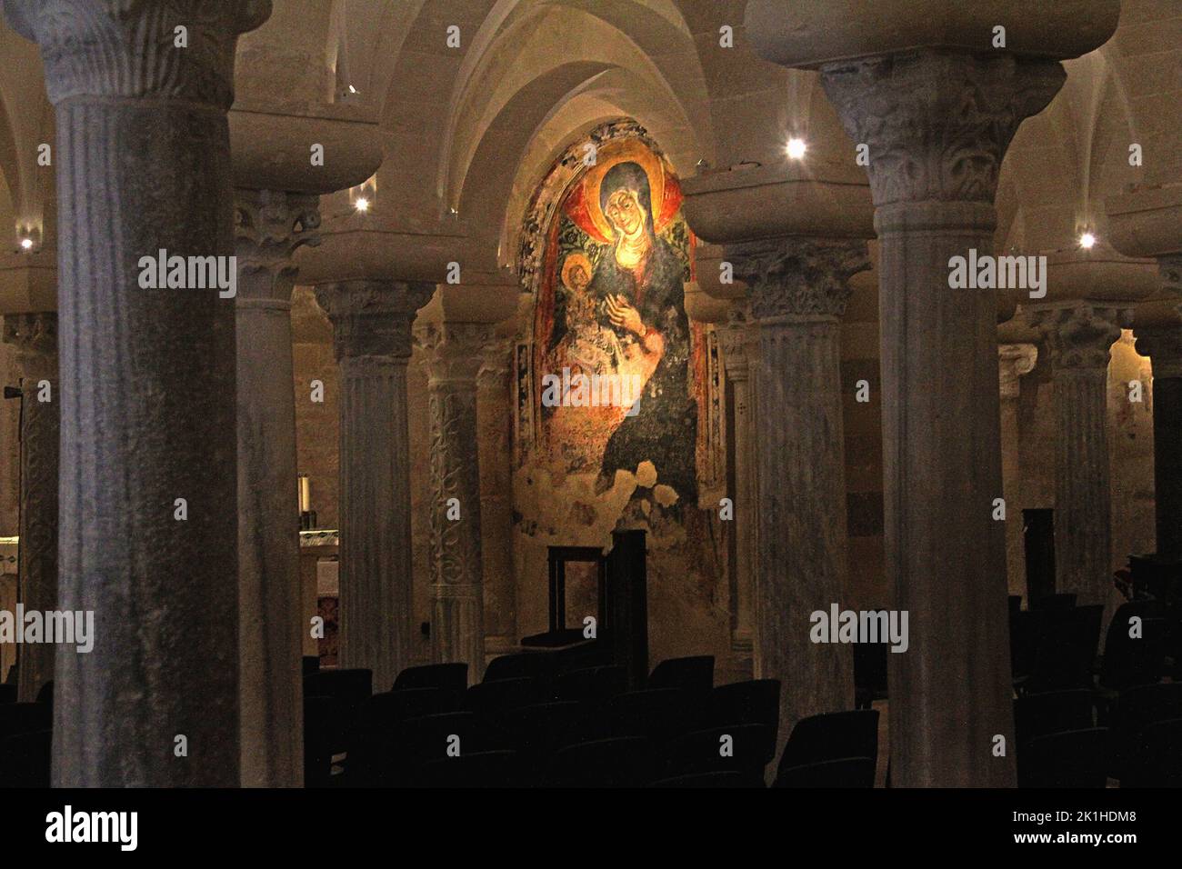 Otranto, Italia. Interno della Cattedrale del 11th ° secolo. Murale nella camera sotterranea, raffigurante Santa Maria con il Bambino Santo. Foto Stock