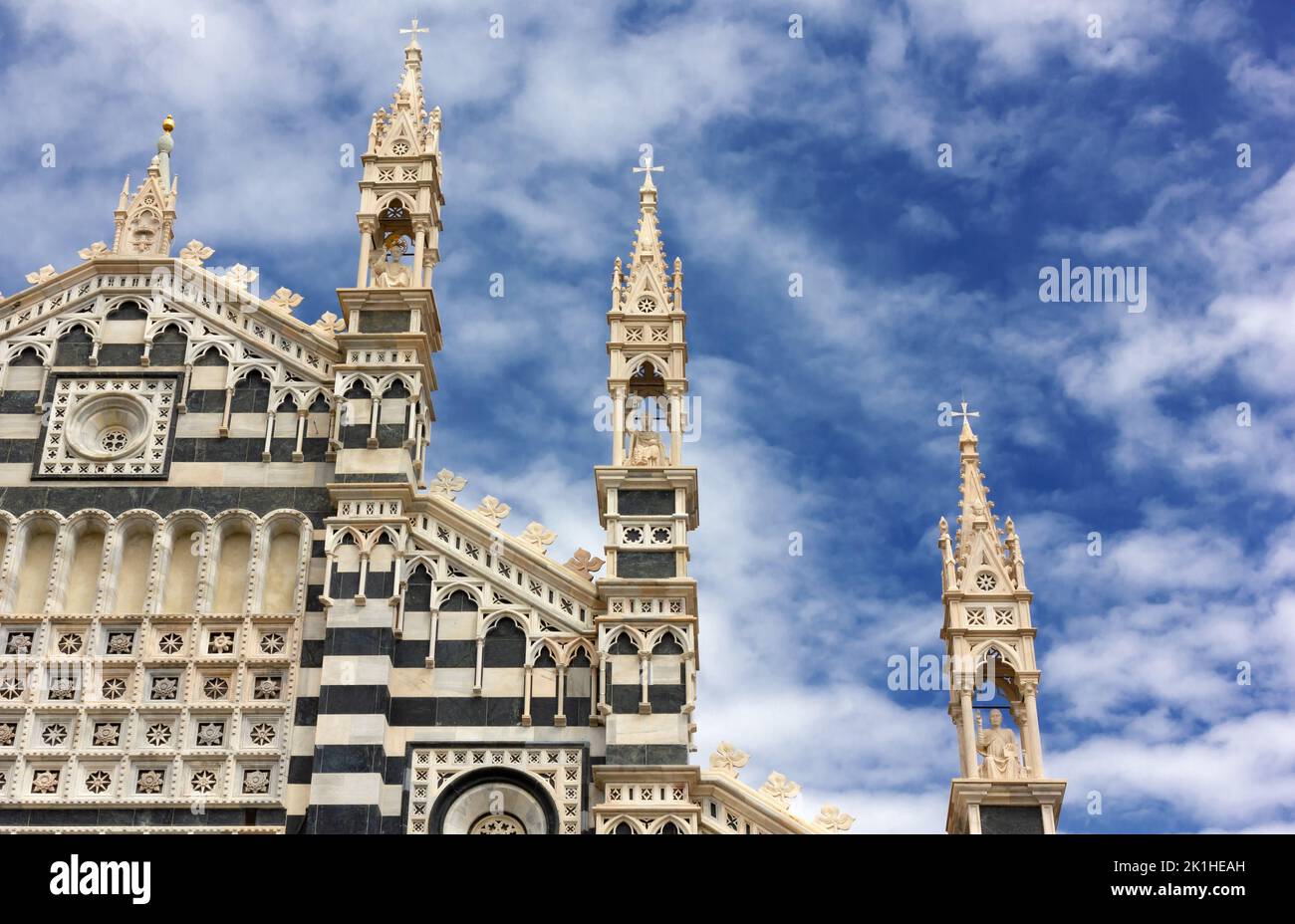 Particolare della facciata esterna del Duomo di Monza, Italia, e dei suoi marmi bimonati dopo la ristrutturazione terminata nel 2020 Foto Stock