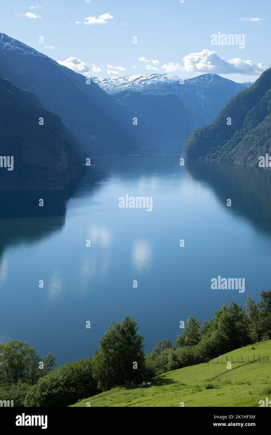 Paesaggi meravigliosi in Norvegia. Vestland. Splendido scenario del fiordo di Aurland dal punto di vista Aurlandsvangen di fronte al villaggio di Aurland e F. Foto Stock