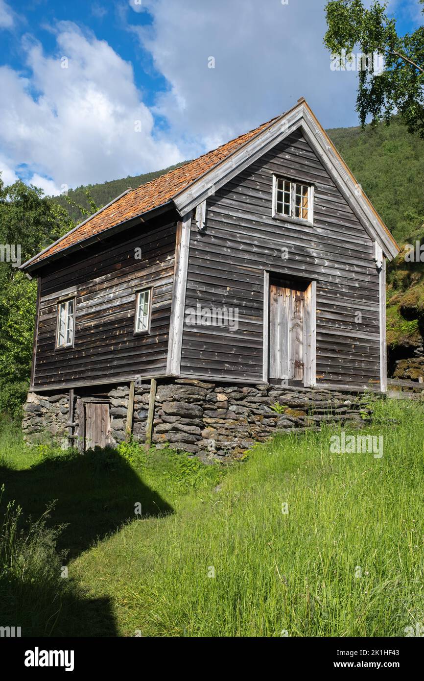 Otternes, Norvegia - 19 giugno 2022: Otternes, un cantiere agricolo norvegese lineare e collettivo a grappolo a metà strada tra Aurland e Flam. Provincia di Vestland. Foto Stock