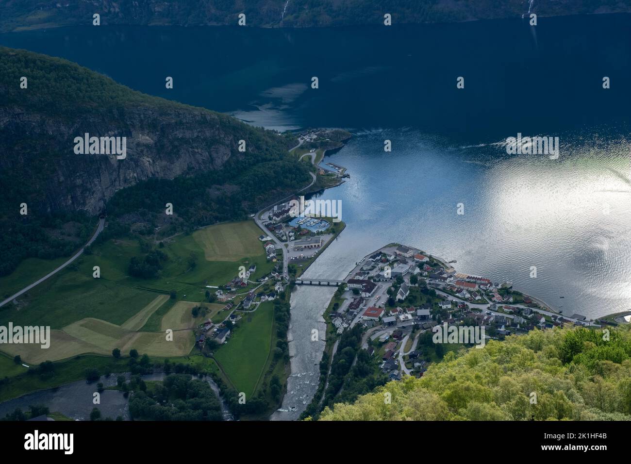 Paesaggi meravigliosi in Norvegia. Vestland. Splendido scenario del fiordo di Aurland dal punto di vista di Stegastein di fronte al villaggio di Aurland. Soleggiato da Foto Stock