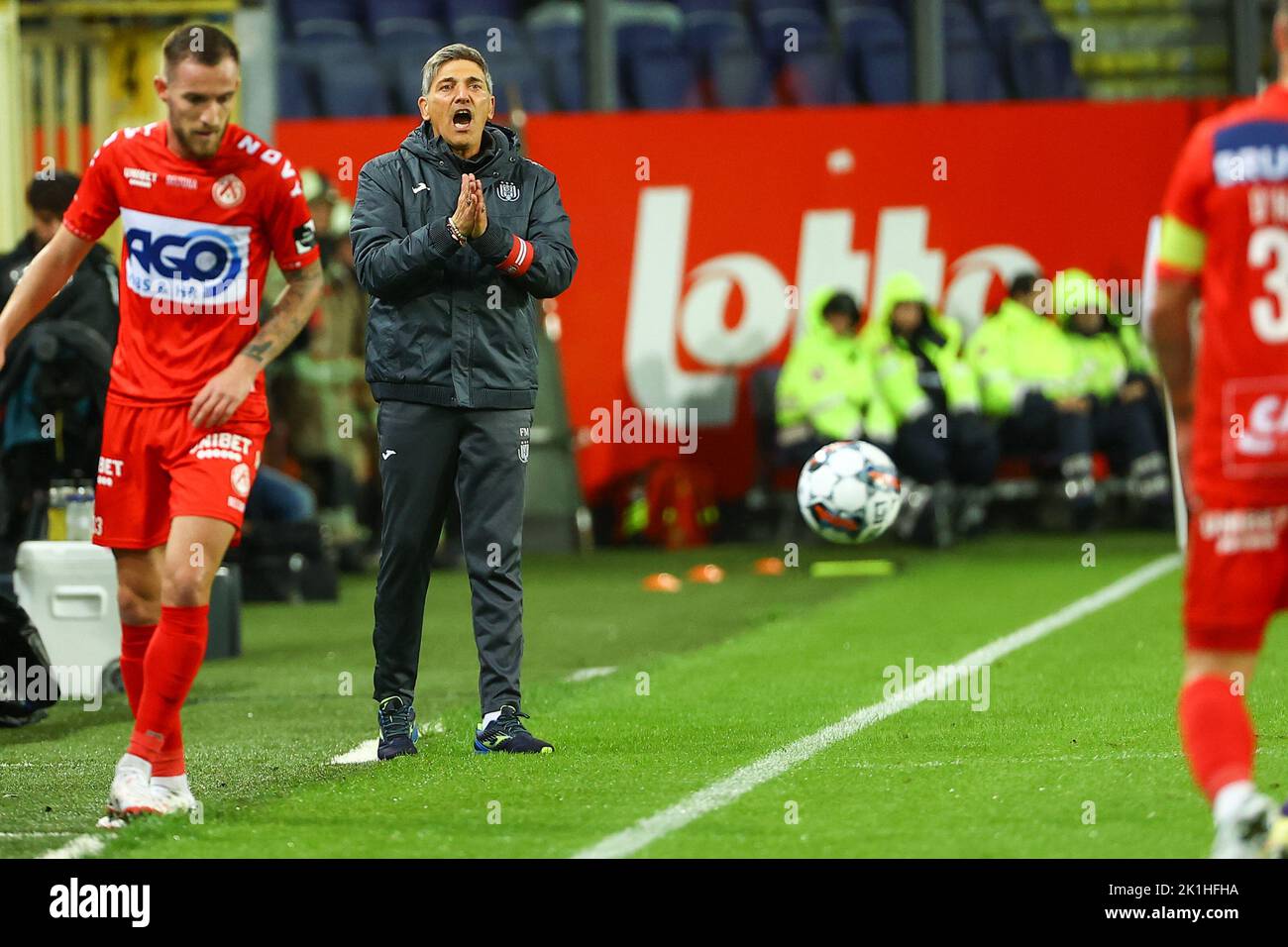 Anderlecht, Belgio. 18th Set, 2022. L'allenatore capo di Anderlecht Felice Mazzu ha mostrato durante una partita di calcio tra il RSCA Anderlecht e il KV Kortrijk, domenica 18 settembre 2022 ad Anderlecht, il giorno 9 della prima divisione del campionato belga della 'Jupiler Pro League' del 2022-2023. BELGA PHOTO DAVID PINTENS Credit: Belga News Agency/Alamy Live News Foto Stock