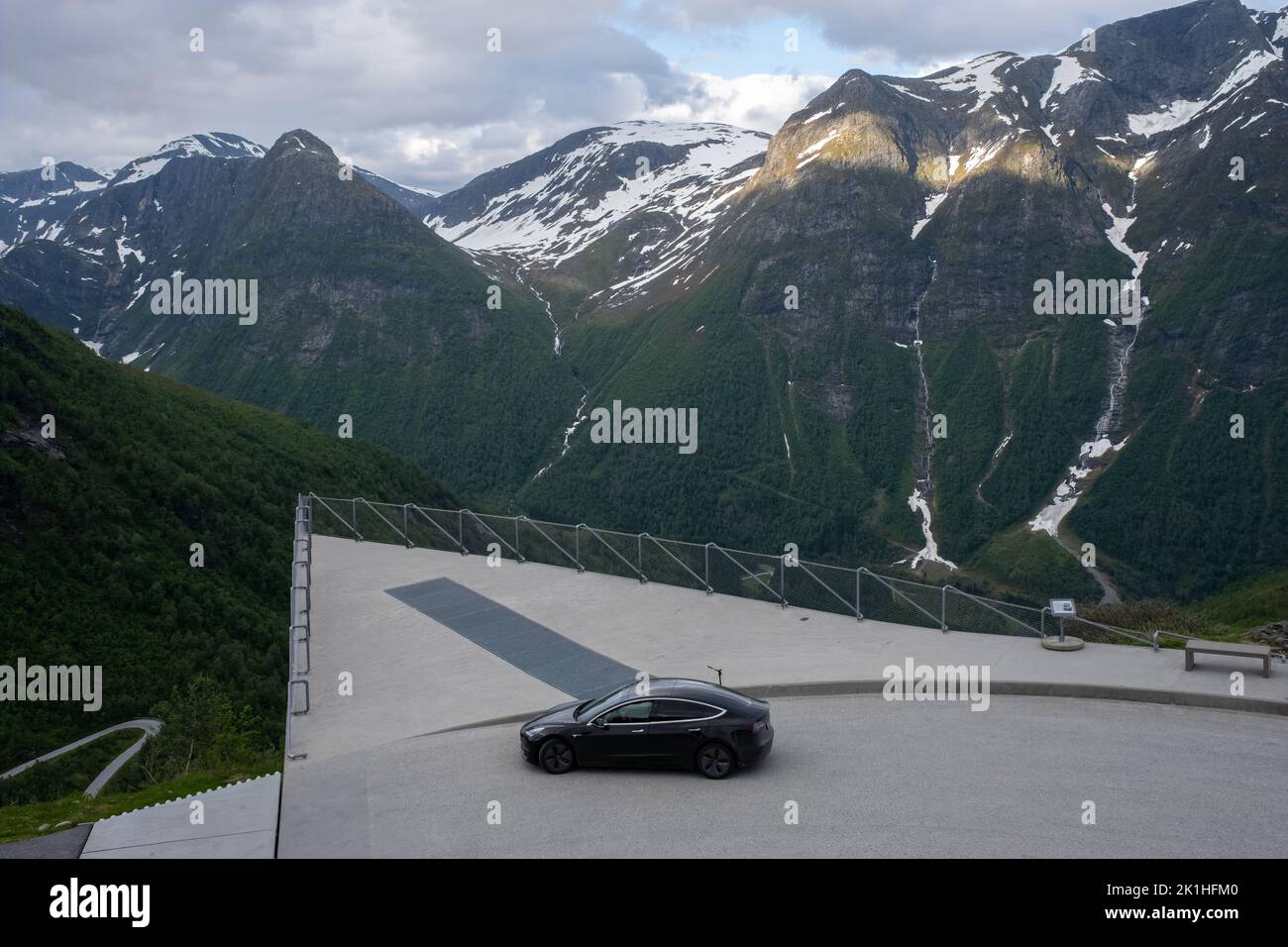 Balestrand, Norvegia - 23 giugno 2022: Percorso panoramico Gaallarfjellet. Un'immagine statica di un motore a doppio raggio Tesla modello 3 di colore nero pieno con finestrino colorato Foto Stock