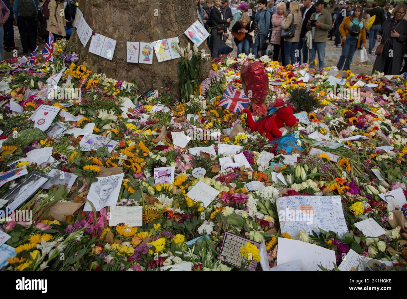 Londra, Regno Unito. 18th settembre 2022. La folla si affolla al tributo floreale a Green Park alla vigilia dei funerali della regina Elisabetta II. Credit: Sarah Peters/Alamy Live NewsCredit: Sarah Peters/Alamy Live News Foto Stock