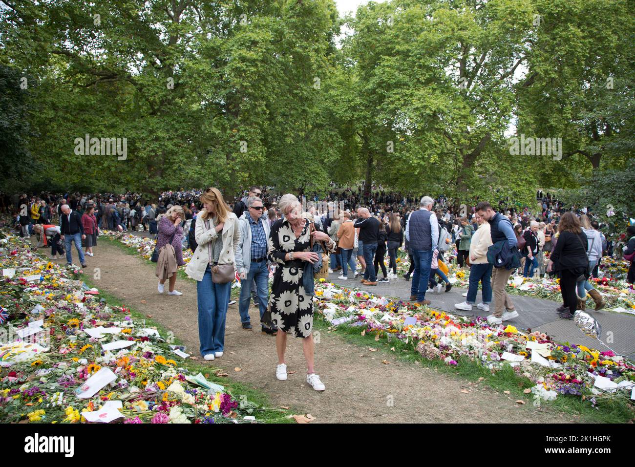 Londra, Regno Unito. 18th settembre 2022. La folla si affolla al tributo floreale a Green Park alla vigilia dei funerali della regina Elisabetta II. Credit: Sarah Peters/Alamy Live NewsCredit: Sarah Peters/Alamy Live News Foto Stock