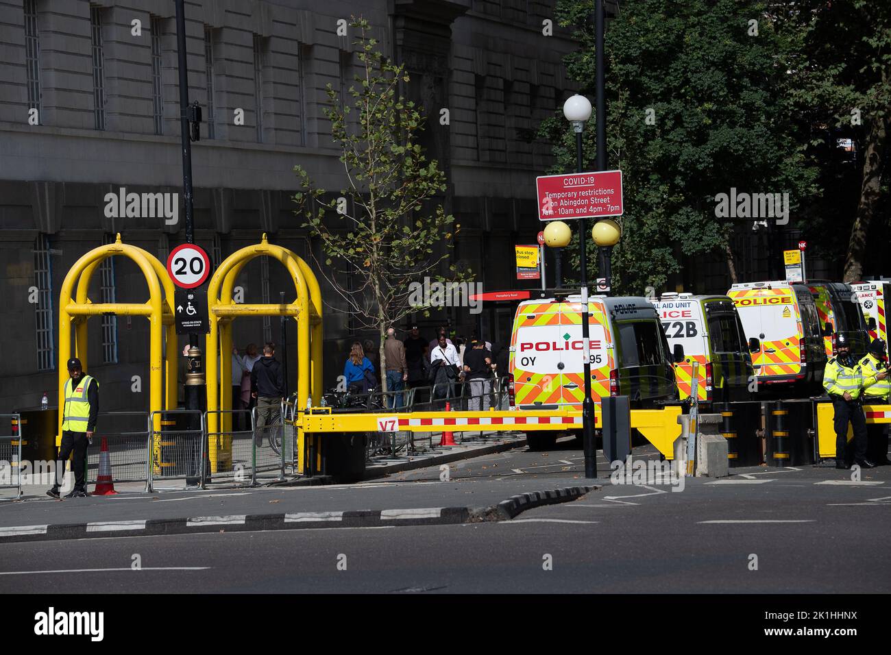 Londra, Regno Unito. 18th Settembre 2022. Oggi è stato molto frenetico intorno a Parliament Square a Westminster, mentre i visitatori sono venuti a Londra per vedere i preparativi per il funerale reale di domani. E' in corso un'enorme operazione di polizia con la redazione di polizia da tutto il Regno Unito. Il funerale di sua Maestà la Regina si terrà presso l'Abbazia di Westminster e il corteo funebre si recherà al Castello di Windsor domani pomeriggio. Credit: Maureen McLean/Alamy Live News Foto Stock