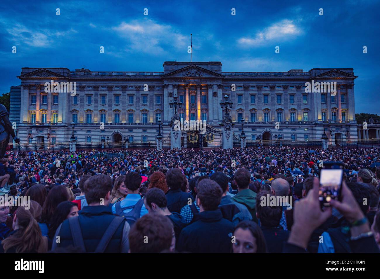 Pianti fuori da Buckingham Palace a seguito della notizia del passaggio della Regina Elisabetta II Foto Stock