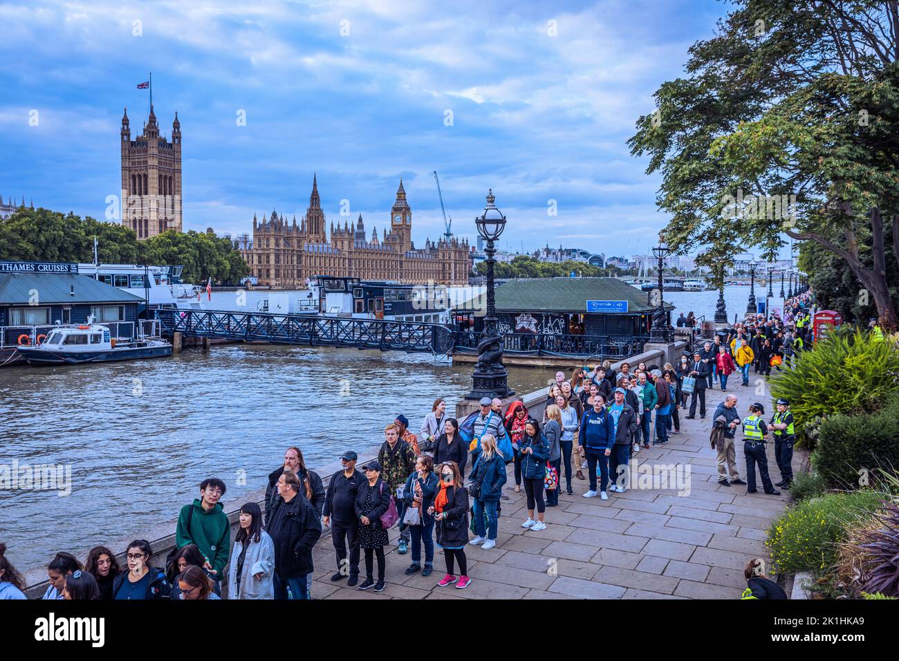 Le persone fanno coda lungo le rive del tamigi per ore per rendere omaggio alla regina Elisabetta II, che si trova nella sala di Westminster. Foto Stock