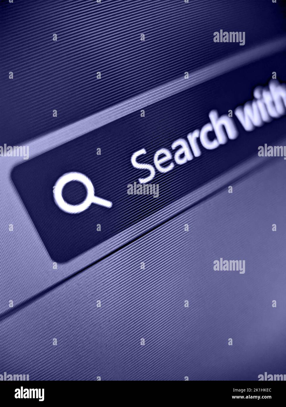 Una vista ingrandita in pixel di un'interfaccia utente del browser Internet con testo di ricerca e icona di blocco sicuro Foto Stock