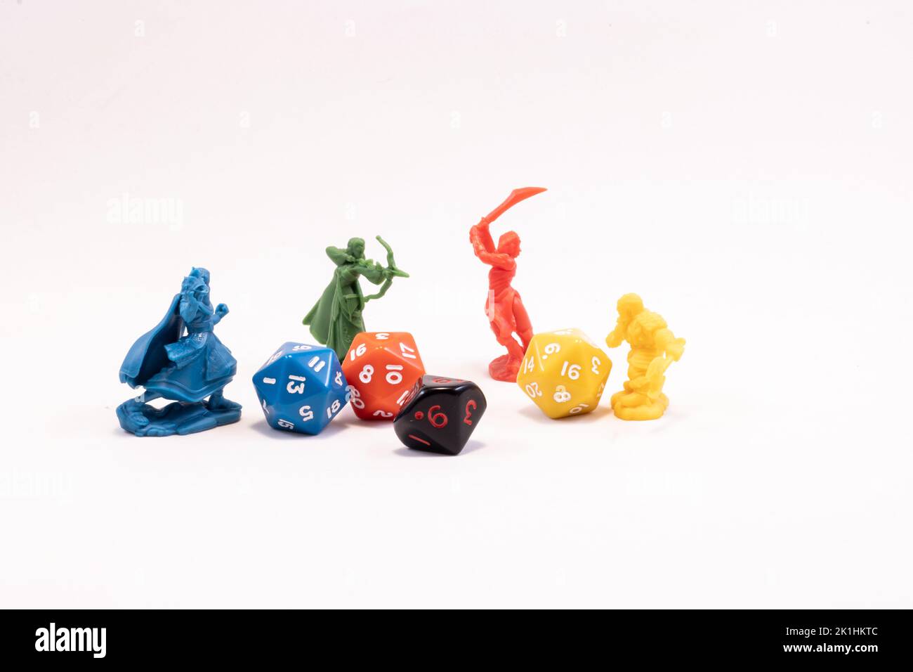 Gioco di ruolo figure dadi e carte Foto Stock