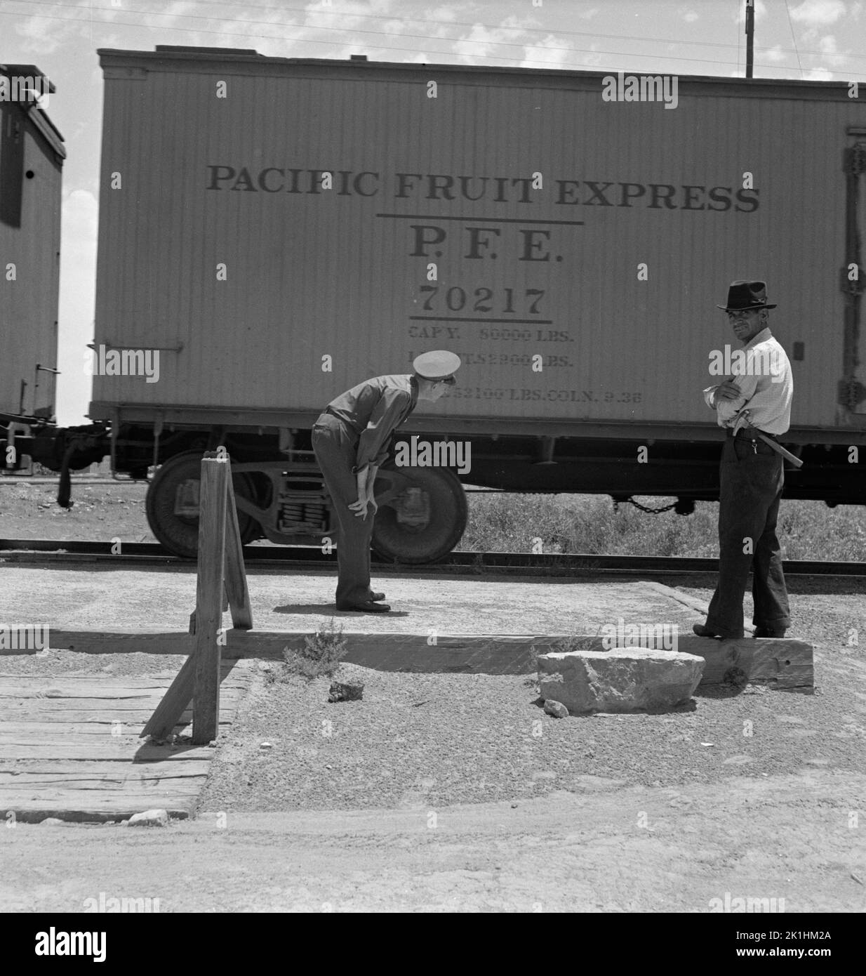 Ispettori che controllano un treno merci dal Messico per gli immigrati clandestini. El Paso, Texas, Stati Uniti 1939 Foto Stock