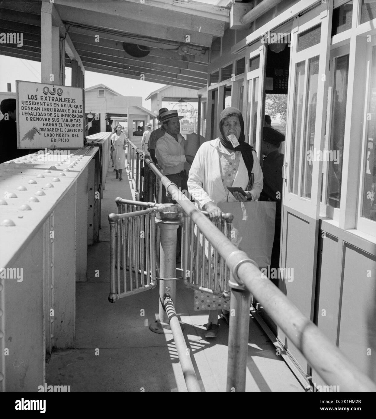 I messicani che entrano negli Stati Uniti in una stazione di immigrazione al confine con il Messico, El Paso, Texas, USA 1939 Foto Stock