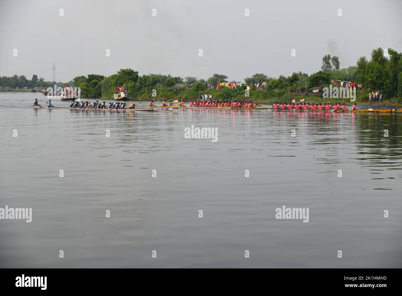 Ghusighata, India. 18th Set, 2022. Tradizionale festa di corsa delle barche che si svolge sul fiume Bidyadhari nel Sundarbans con migliaia di gente del posto a Ghusighata, Kulpi - 35 km di distanza da Kolkata. Dove quattro barche lunghe 75-78ft che partecipano con 22 barcaioli ciascuno. (Foto di Biswarup Gangully/Pacific Press) Credit: Pacific Press Media Production Corp./Alamy Live News Credit: Pacific Press Media Production Corp./Alamy Live News Foto Stock