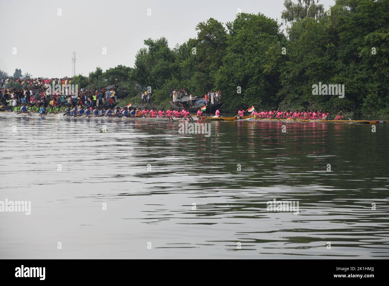 Ghusighata, India. 18th Set, 2022. Tradizionale festa di corsa delle barche che si svolge sul fiume Bidyadhari nel Sundarbans con migliaia di gente del posto a Ghusighata, Kulpi - 35 km di distanza da Kolkata. Dove quattro barche lunghe 75-78ft che partecipano con 22 barcaioli ciascuno. (Foto di Biswarup Gangully/Pacific Press) Credit: Pacific Press Media Production Corp./Alamy Live News Credit: Pacific Press Media Production Corp./Alamy Live News Foto Stock