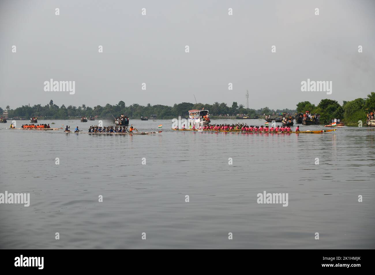 Ghusighata, India. 18th Set, 2022. Tradizionale festa di corsa delle barche che si svolge sul fiume Bidyadhari nel Sundarbans con migliaia di gente del posto a Ghusighata, Kulpi - 35 km di distanza da Kolkata. Dove quattro barche lunghe 75-78ft che partecipano con 22 barcaioli ciascuno. (Foto di Biswarup Gangully/Pacific Press) Credit: Pacific Press Media Production Corp./Alamy Live News Credit: Pacific Press Media Production Corp./Alamy Live News Foto Stock