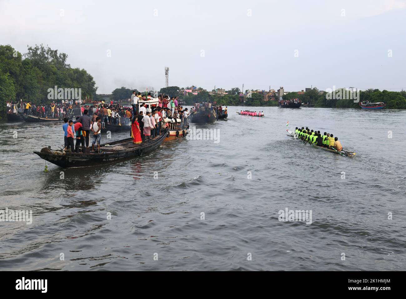 Ghusighata, India. 18th Set, 2022. Tradizionale festa di corsa delle barche che si svolge sul fiume Bidyadhari nel Sundarbans con migliaia di gente del posto a Ghusighata, Kulpi - 35 km di distanza da Kolkata. Dove quattro barche lunghe 75-78ft che partecipano con 22 barcaioli ciascuno. (Foto di Biswarup Gangully/Pacific Press) Credit: Pacific Press Media Production Corp./Alamy Live News Credit: Pacific Press Media Production Corp./Alamy Live News Foto Stock