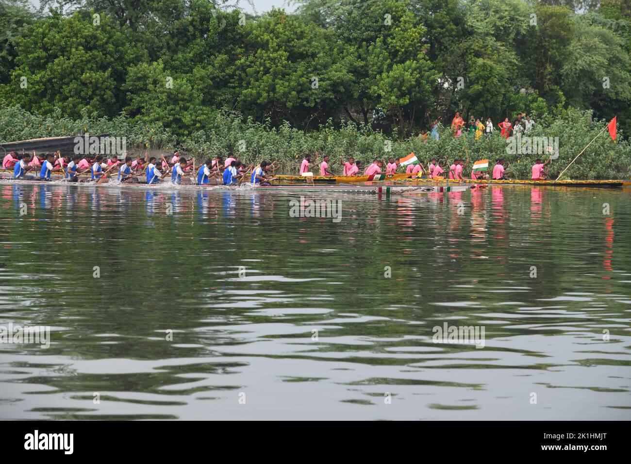 Ghusighata, India. 18th Set, 2022. Tradizionale festa di corsa delle barche che si svolge sul fiume Bidyadhari nel Sundarbans con migliaia di gente del posto a Ghusighata, Kulpi - 35 km di distanza da Kolkata. Dove quattro barche lunghe 75-78ft che partecipano con 22 barcaioli ciascuno. (Foto di Biswarup Gangully/Pacific Press) Credit: Pacific Press Media Production Corp./Alamy Live News Credit: Pacific Press Media Production Corp./Alamy Live News Foto Stock