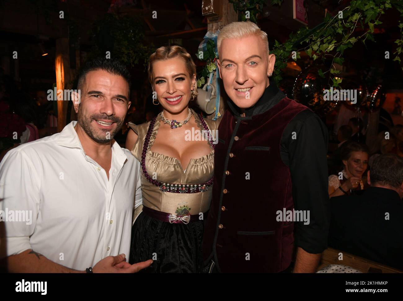 Monaco, Germania. 18th Set, 2022. Marc Terenzi (l-r), Verena Kerth e H.P. Baxxter festeggia al 'Almauftrieb' nella tenda Käfer all'Oktoberfest. L'Almauftrieb è un appuntamento permanente nel calendario degli eventi di Wiesn e si svolge la prima domenica della stagione dell'Oktoberfest nella tenda di Käfer. Credit: Felix Hörhager/dpa/Alamy Live News Foto Stock