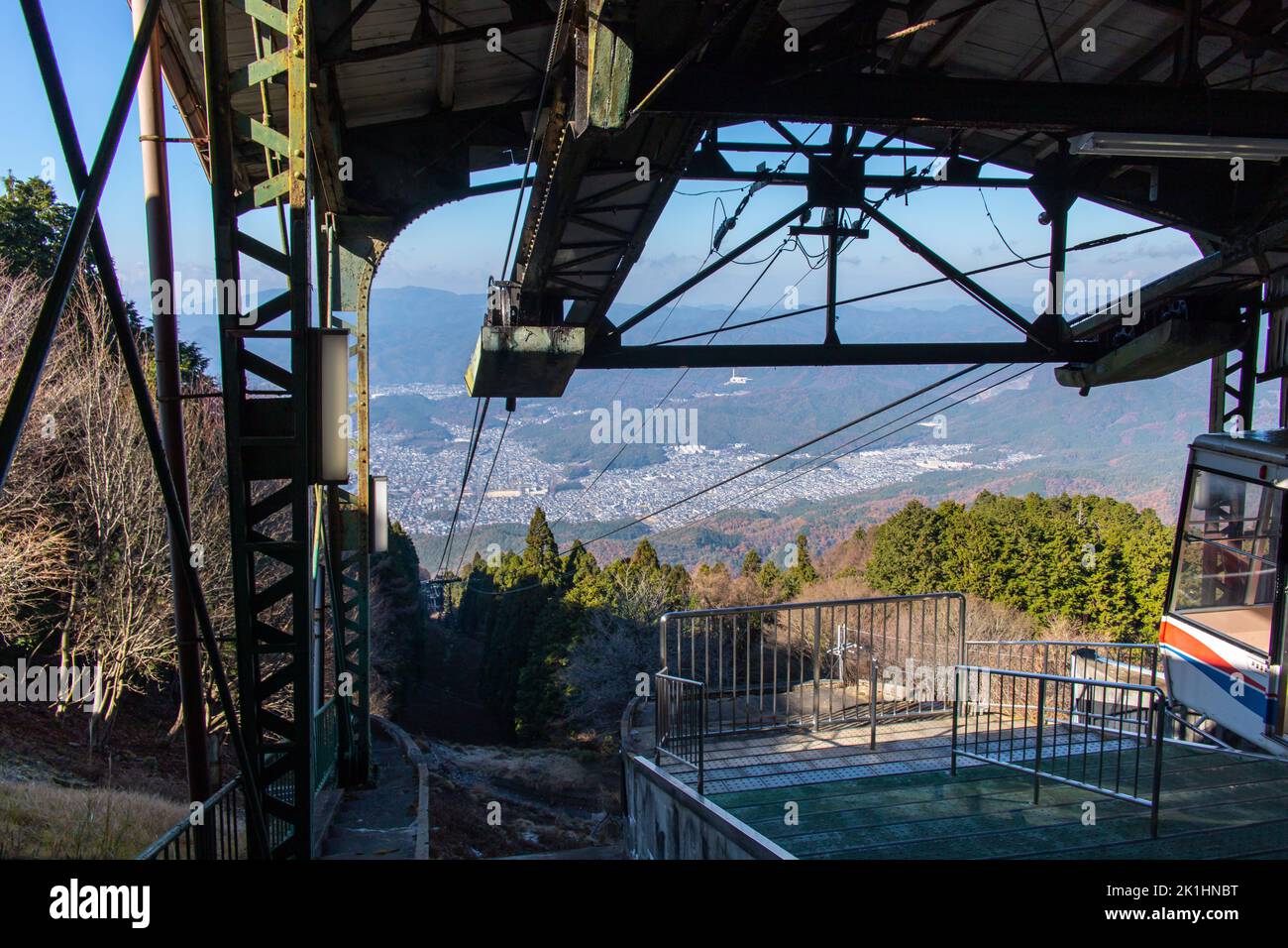 Piattaforma Hiei-Sancho-Eki (stazione Hiei Summit). Il cavo Eizan è una linea funicolare giapponese a Sakyo-ku, Kyoto, gestita dalla ferrovia elettrica Keifuku. Foto Stock