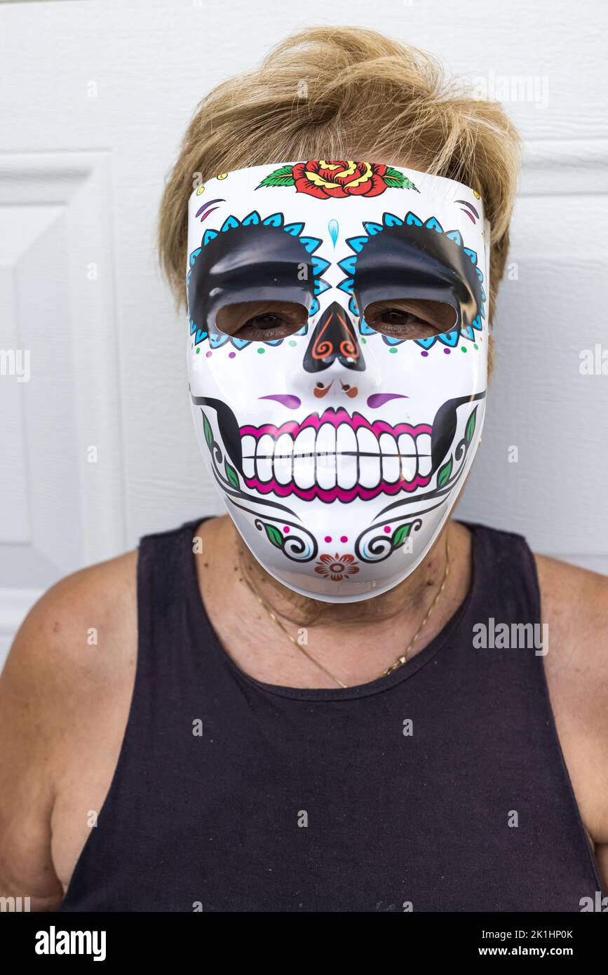 Ritratto di una donna anziana con maschera catrina per celebrare Halloween e All Souls' Day, su sfondo bianco. Celebrazione, costume, festa e maschera Foto Stock