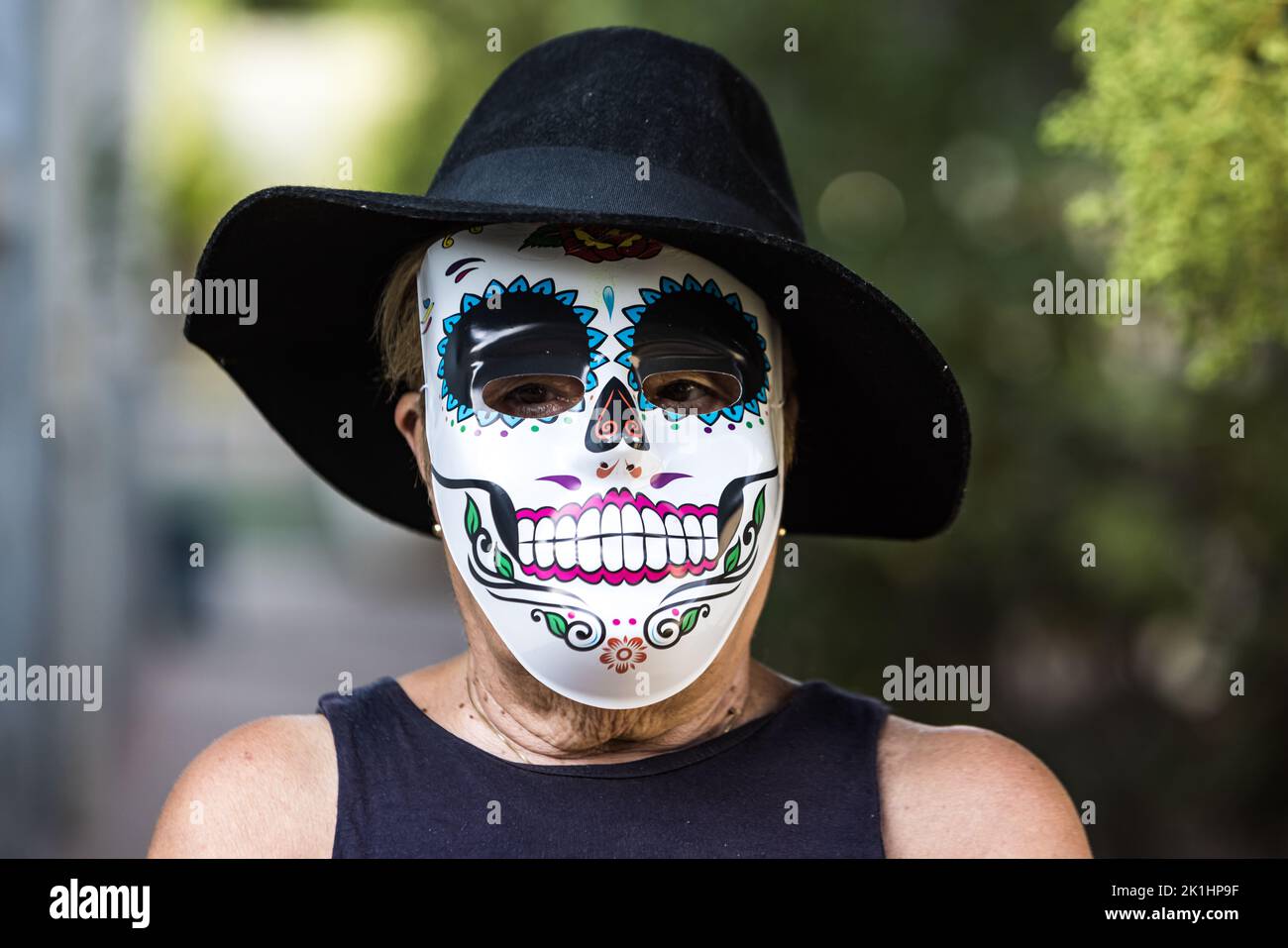Ritratto di una donna anziana con maschera e cappello catrina, che celebra Halloween e All Souls' Day, per strada. Celebrazione, costume, festa e maschera Foto Stock