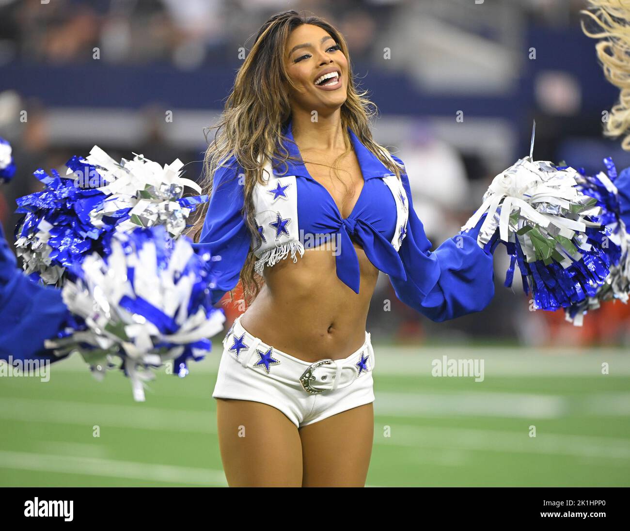 Arlington, Stati Uniti. 18th Set, 2022. Il Dallas Cowboys Cheerleader si esibisce durante la partita NFL dei Cincinnati Bengals all'AT&T Stadium di Arlington, Texas, domenica 18 settembre 2022 Foto di Ian Halperin/UPI Credit: UPI/Alamy Live News Foto Stock