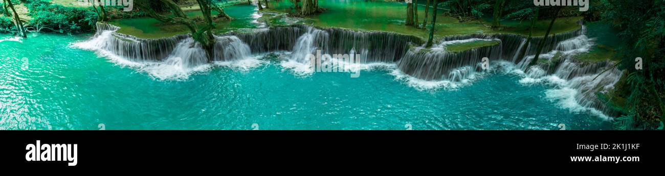 Bella caduta d'acqua e foglie naturali e ruscello verde foresta nel concetto di montagna indietro terra copertina pagina ambiente ecologia o natura wal Foto Stock