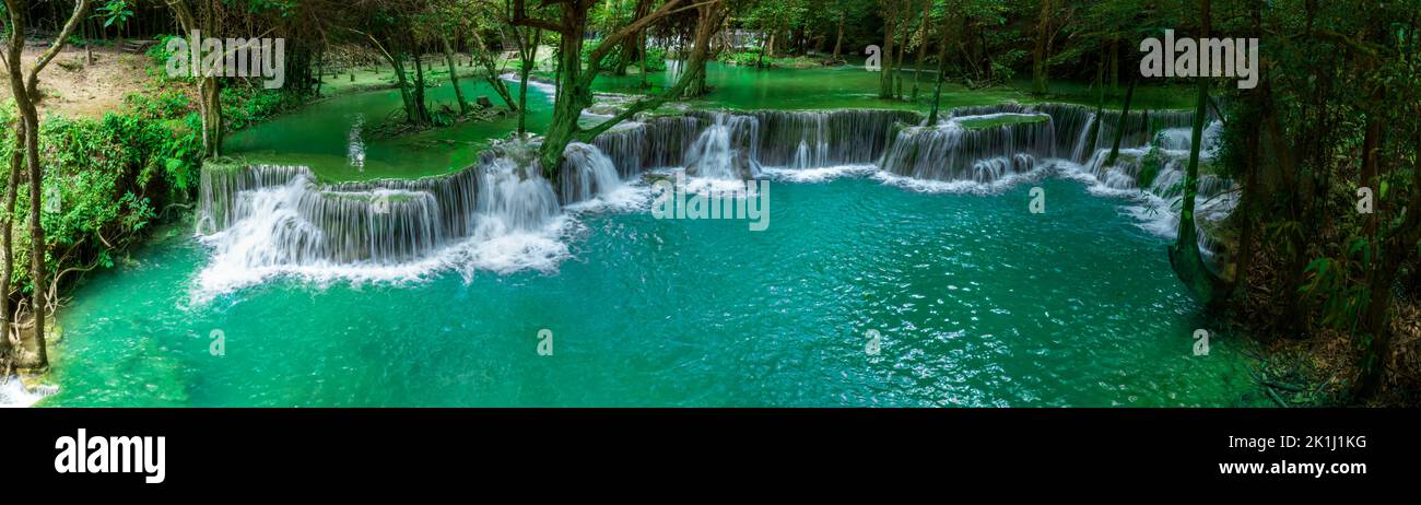 Bella caduta d'acqua e foglie naturali e ruscello verde foresta nel concetto di montagna indietro terra copertina pagina ambiente ecologia o natura wal Foto Stock