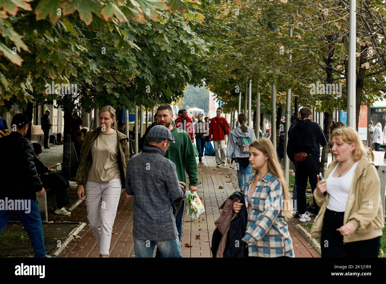 La gente cammina lungo l'intersezione di Koltsovskaya e Plekhanovskaya strade nel centro della città in un fine settimana autunnale a Voronezh. All'inizio dell'autunno, Voronezh si prepara tradizionalmente alla celebrazione della Giornata della Città. La festa cade il terzo sabato di settembre, e il programma di animazione può durare due o tre giorni. Ma quest'anno i grandi festeggiamenti sono stati annullati. Una settimana prima, il giorno della città di Mosca ha causato la condanna popolare nei social network. Data la guerra con l'Ucraina, i cittadini indignati l'hanno definita "una festa durante la peste”. Quindi, a Voronezh, la vacanza è stata decisa no Foto Stock