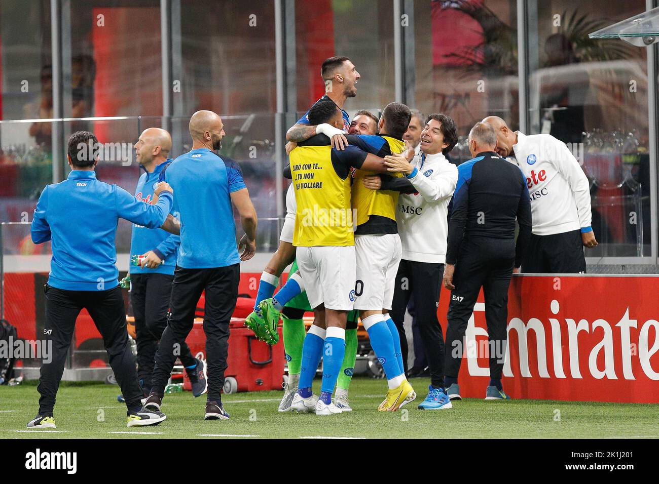 Milano, Italia. 18th Set, 2022. Italia, Milano, settembre 18 2022: Matteo Politano (attaccante Napoli) segna e celebra il gol 1-0 con calcio di punizione a 55' durante la partita di calcio AC MILAN vs SSC NAPOLI, Serie A Tim 2022-2023 Day7 stadio San Siro (Credit Image: © Fabrizio Andrea Bertani/Pacific Press via ZUMA Press Wire) Credit: ZUMA Press, Inc./Alamy Live News Foto Stock