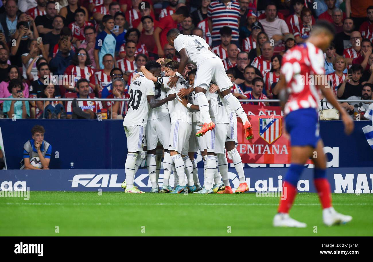 Madrid, Spagna. 18th Set, 2022. I giocatori del Real Madrid festeggiano durante una partita la Liga Santander tra Atletico de Madrid e Rea Madrid a Madrid, Spagna, 18 settembre 2022. Credit: Gustavo Valiente/Xinhua/Alamy Live News Foto Stock
