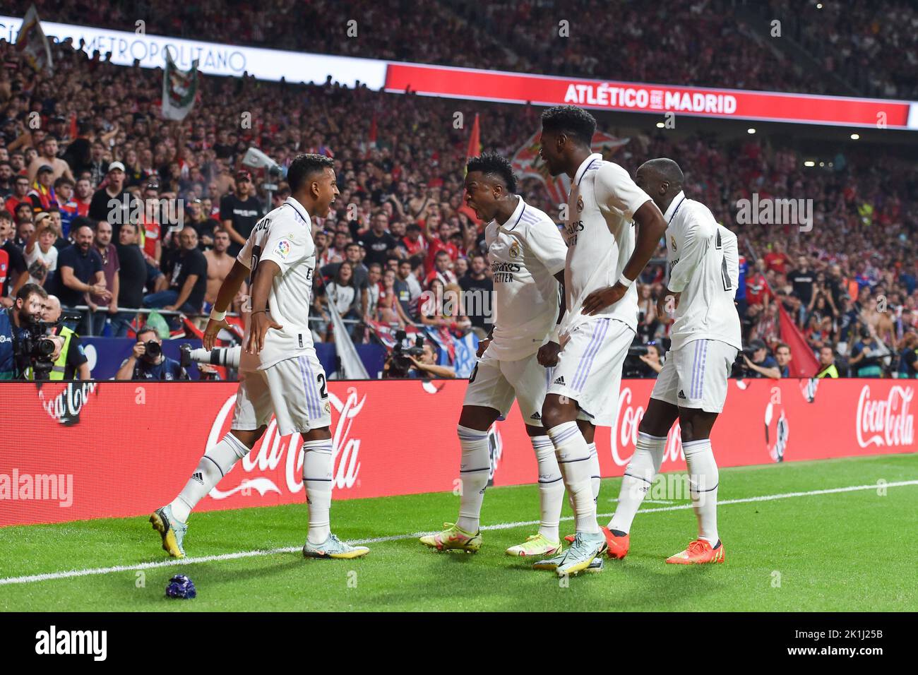 Madrid, Spagna. 18th Set, 2022. I giocatori del Real Madrid festeggiano durante una partita la Liga Santander tra Atletico de Madrid e Rea Madrid a Madrid, Spagna, 18 settembre 2022. Credit: Gustavo Valiente/Xinhua/Alamy Live News Foto Stock