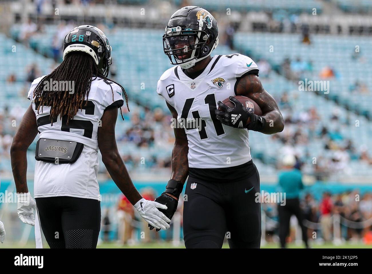 18 settembre 2022: Jacksonville Jaguars linebacker JOSH ALLEN (41) low fives Jacksonville Jaguars Cornerback SHAQUILL GRIFFIN (26) durante la partita di Jacksonville Jaquars vs Indianapolis Colts NFL al TIAA Bank Field Stadium di Jacksonville, Florida, il 18 settembre 2022. (Credit Image: © Cory Knowlton/ZUMA Press Wire) Foto Stock